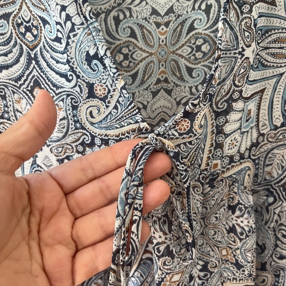 BCBGeneration Sz L Sheer Blue Paisley V Neck Blouse Top Loose Fit - Picture 4 of 7